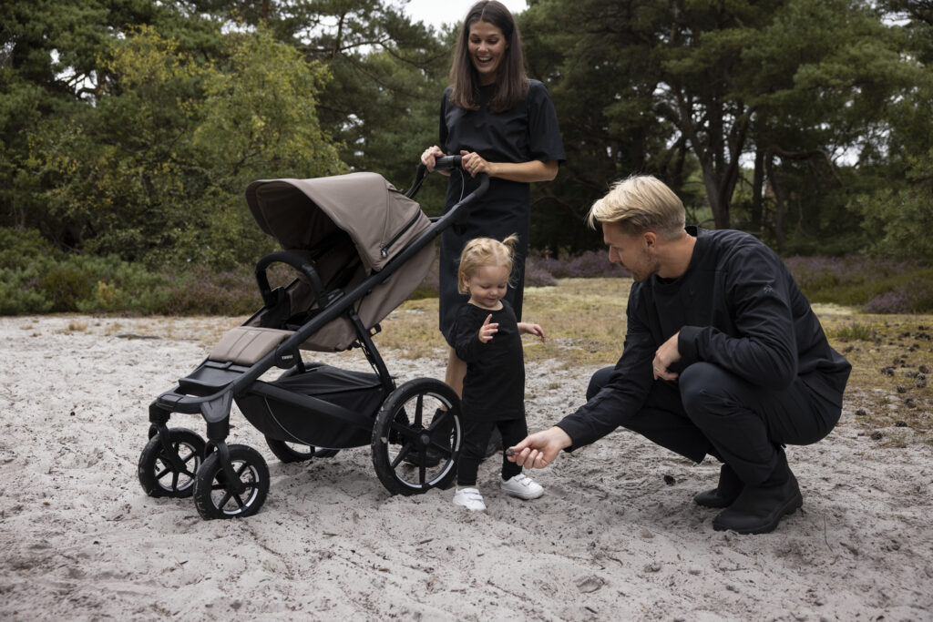 Small-Thule_Urban_Glide_4w_Tinted-taupe_LS_Ljunghusen_240823_8449